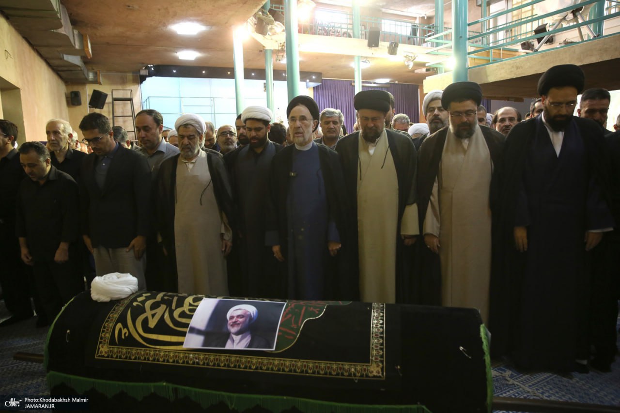 اقامه نماز بر پیکر مرحوم محمدعلی جماعتی توسط خاتمی + عکس 3