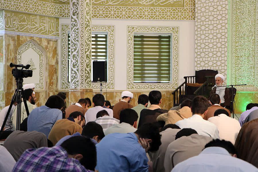 تصاویری از جلسه درس اخلاق کاظم صدیقی در حوزه علمیه ازگل 5
