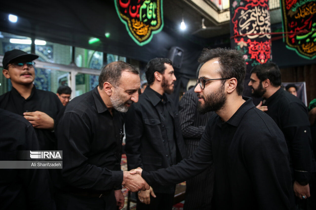 عکسی از پسر سردار سلیمانی در ختم مادر مداح معروف 2