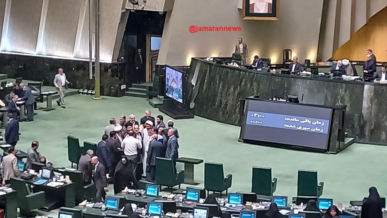 محاصره وزیر کشور در صحن مجلس + عکس 2