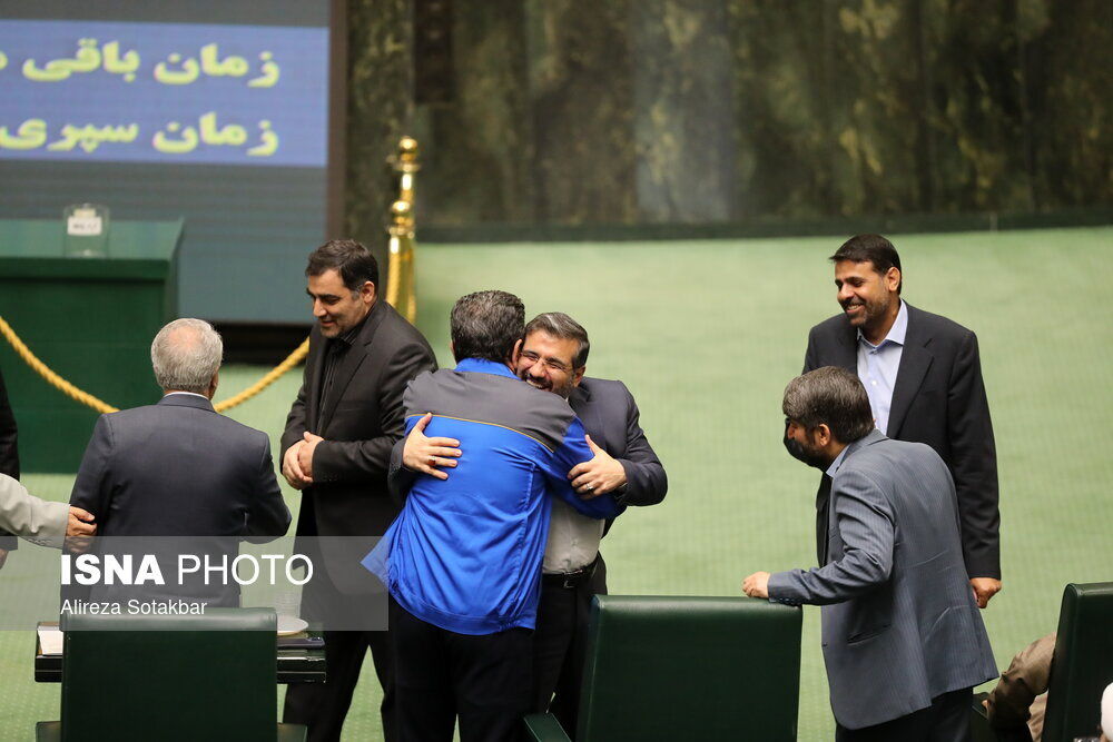 کدام نماینده با «لباس فرم ایران‌خودرو» به جلسه استیضاح وزیر صمت رفت + عکس