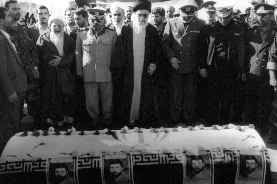 عکس/ حضور رهبر انقلاب در کنار پیکر شهید صیاد شیرازی