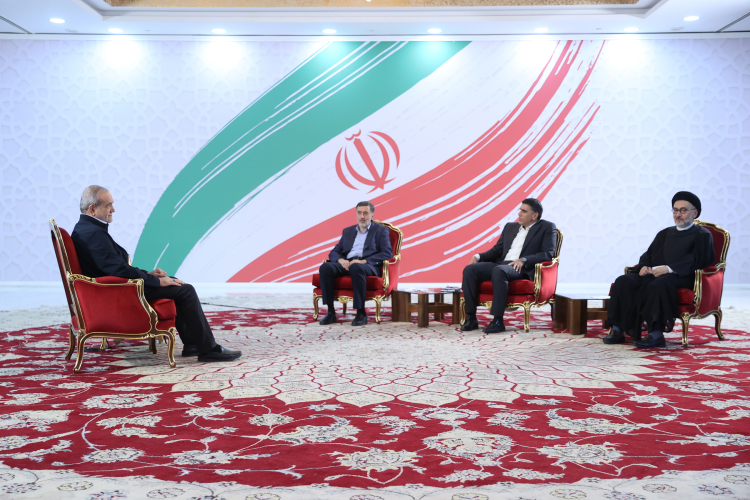 تصاویری از نشست پزشکیان با 3 فعال سیاسی - رسانهای 4