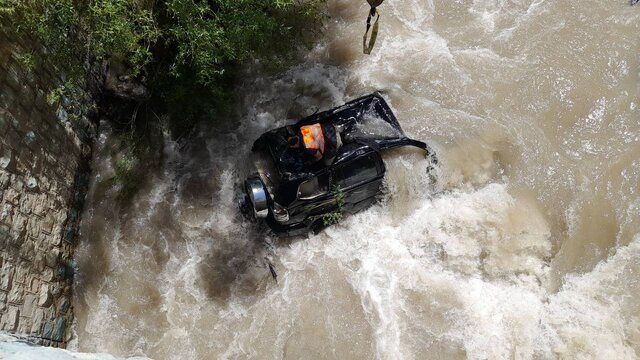 سقوط خودرو پرادو به داخل رودخانه کرج/۲ سرنشین نجات پیدا کردند