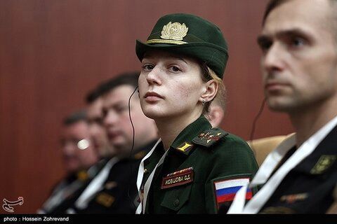 پوشش افسر زن روسی در نشست خبری رزمایش کمربند