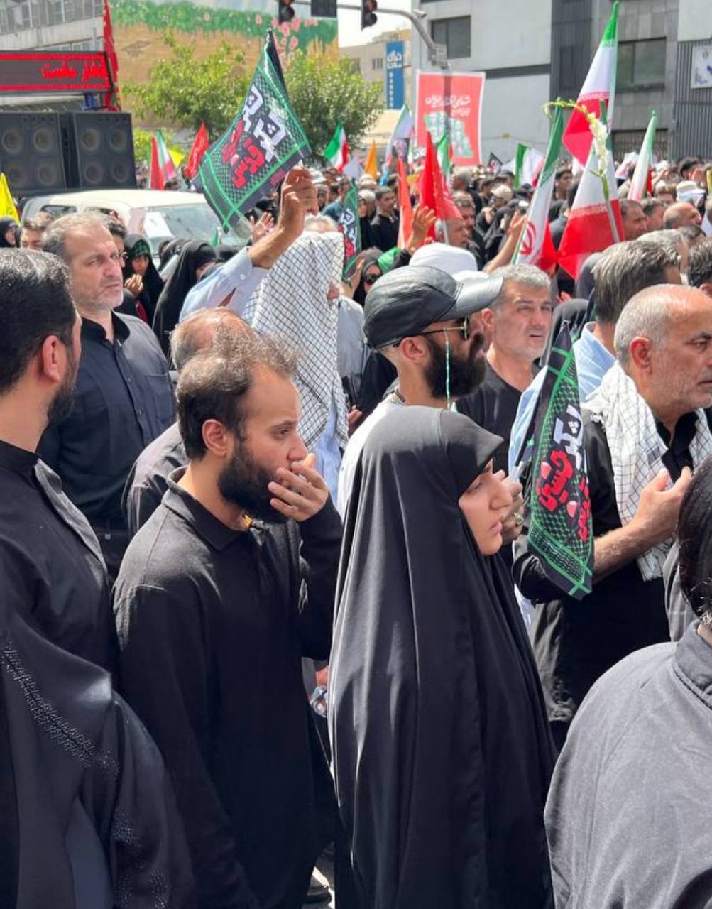 تصاویری از حضور فرزندان شهید سلیمانی در مراسم تشییع شهدا + عکس 3