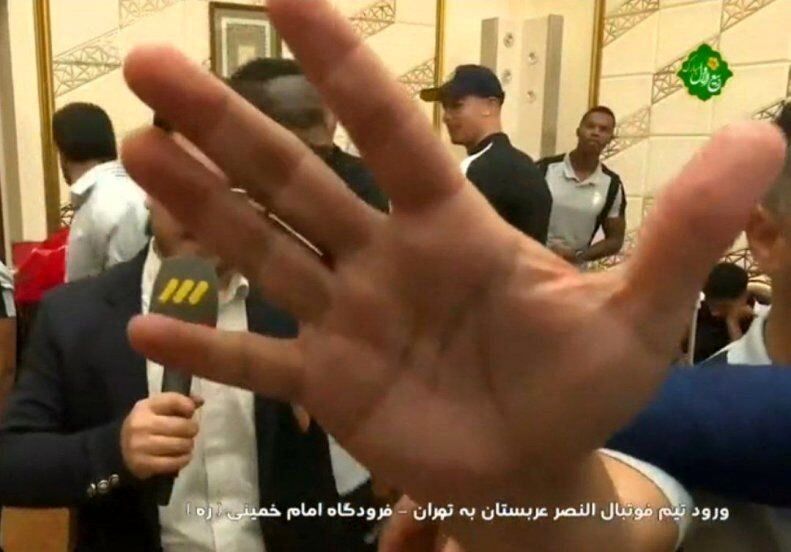 دست رد مدیر کاروان النصر به دوربین صداوسیما/ اتفاق عجیب در CIP فرودگاه