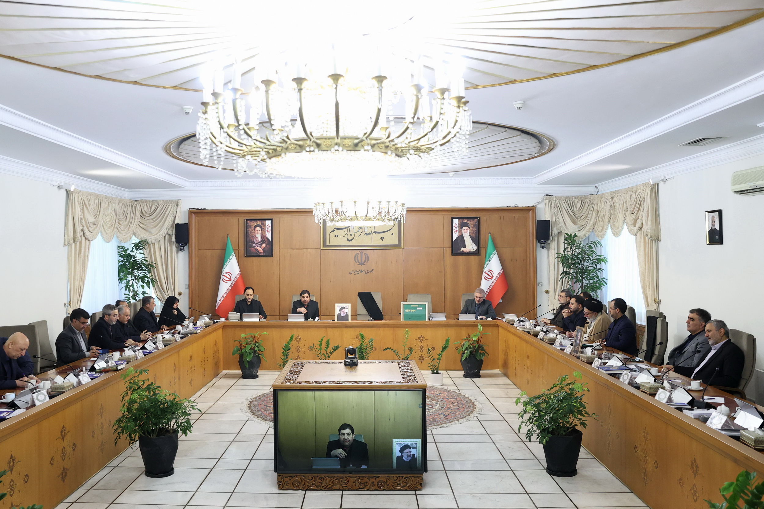 قاب عکس ابراهیم رئیسی و حسین امیرعبداللهیان در جلسه هیأت دولت + عکس 6