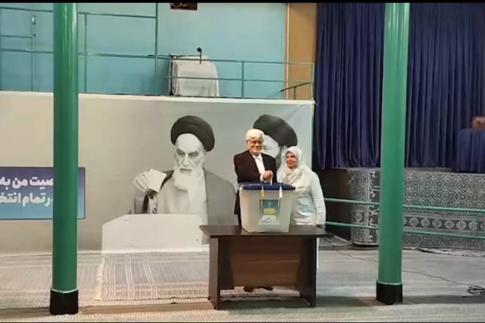 حضور محمدرضا عارف و همسرش در انتخابات ریاست‌جمهوری + فیلم و عکس 2