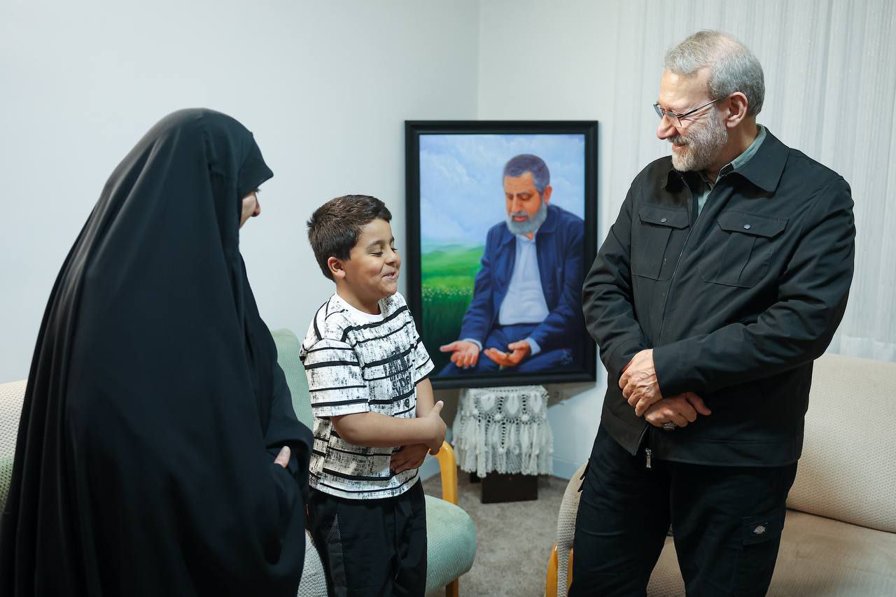 تصاویری از دیدار لاریجانی با خانواده شهید ایزدی + فیلم 2
