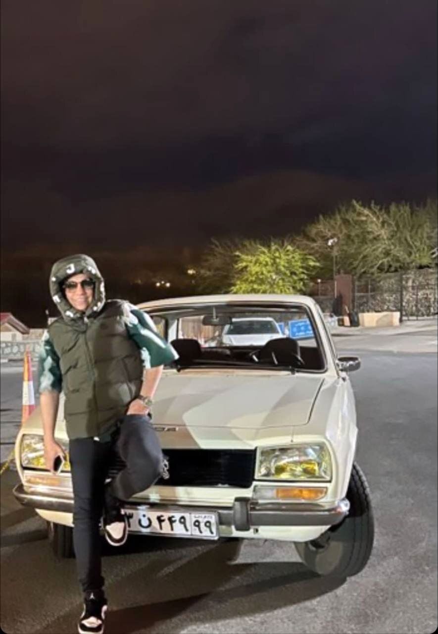 عکس | استایل عجیب محسن ابراهیم‌زاده در کنار یک ماشین خاص با چاشنی احمدی‌نژاد