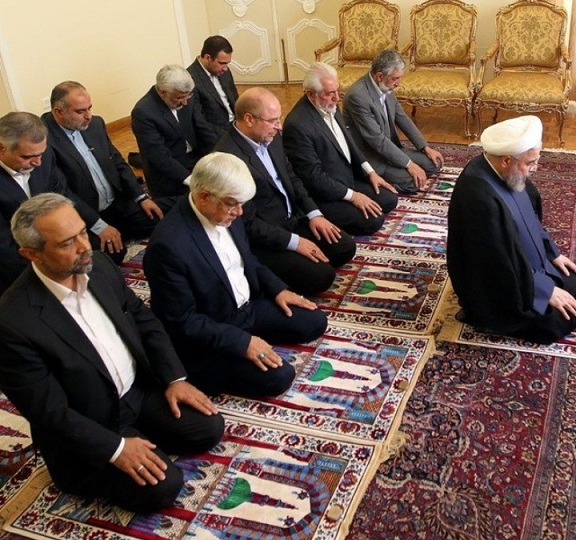 تصویری از نماز سعید جلیلی به امامت حسن روحانی پربازدید شد 2