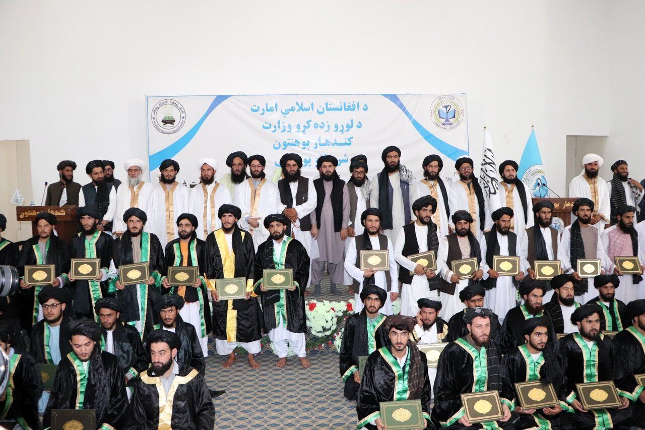 عکس‌های عجیب از جشن فارغ التحصیلان طالبان