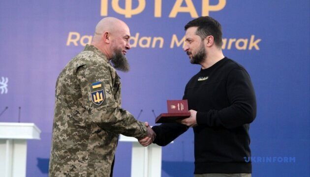 زلنسکی با سربازان مسلمان ارتش اوکراین افطار کرد