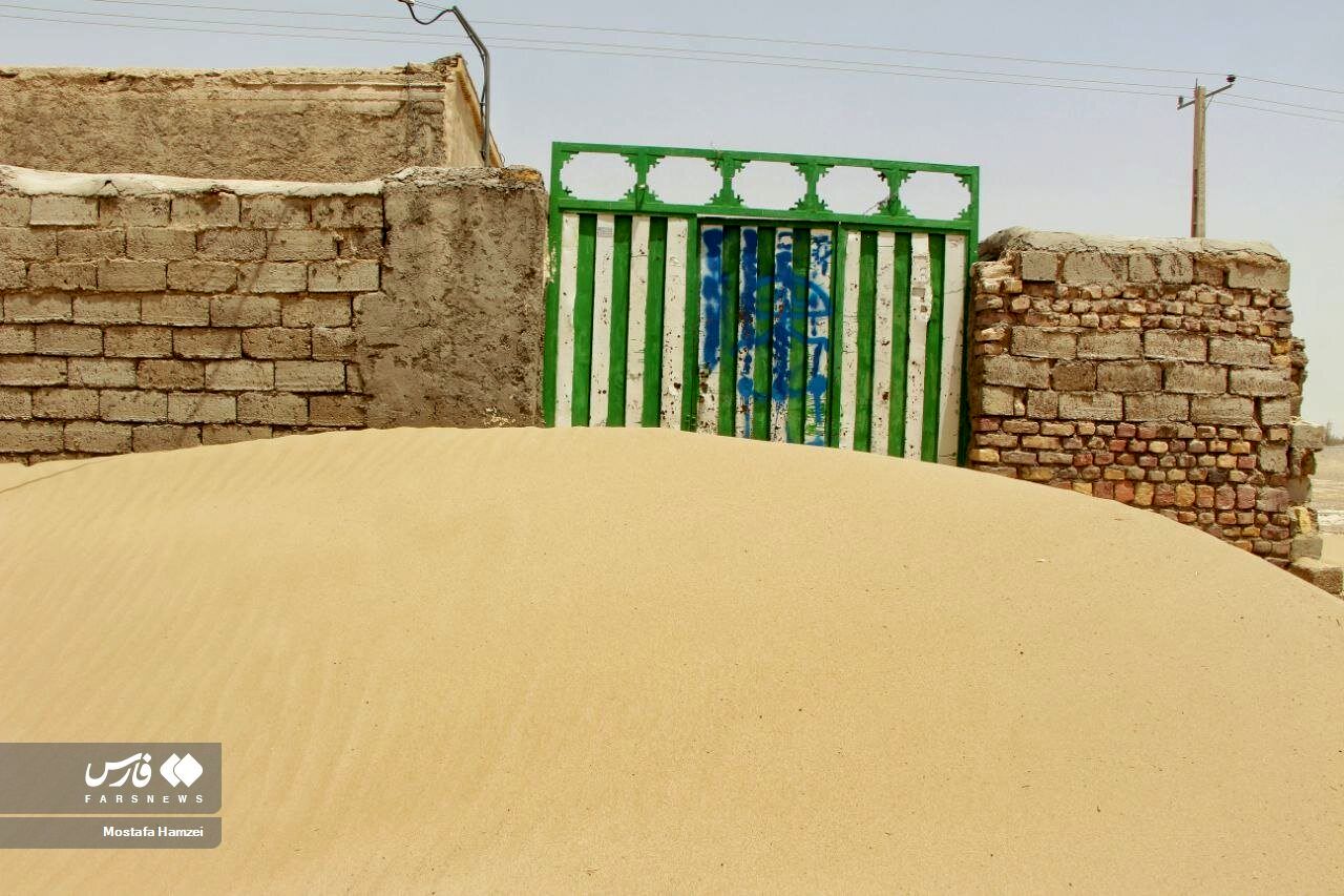 ارتفاع شن در سیستان و بلوچستان به دیوار خانه‌ها رسید و در منازل را پوشاند/ عکس