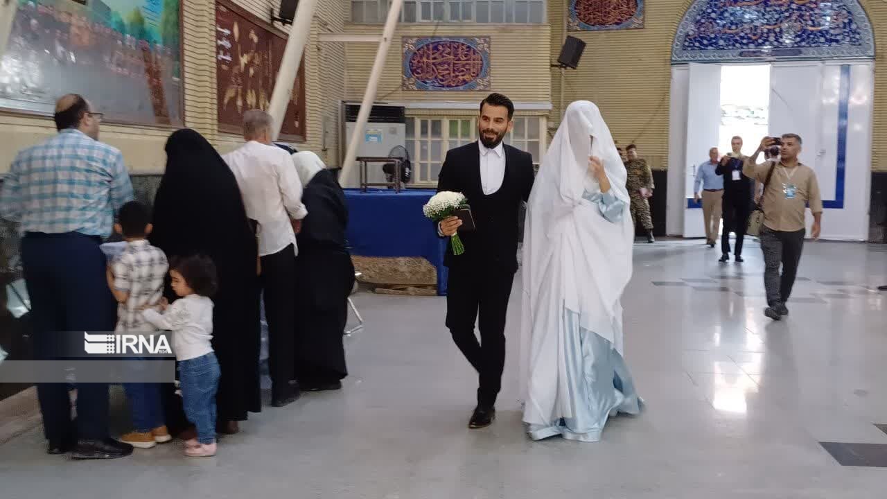 تصویری از حضور یک عروس و داماد پای صندوق رای + عکس 2
