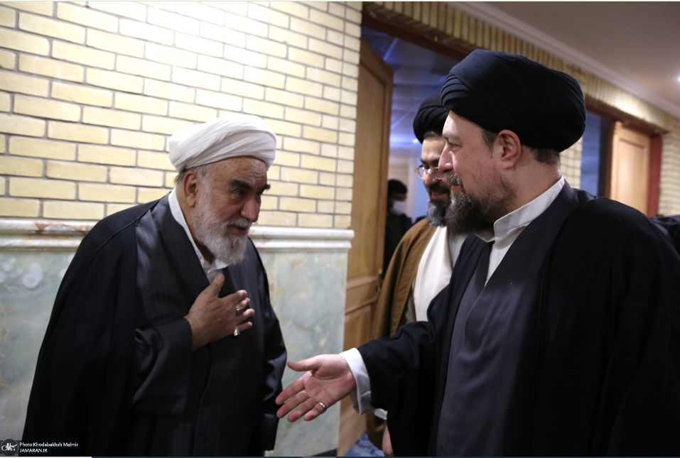 عکسی از سیدحسن خمینی و برادرش درحال گپ و گفت با رئیس دفتر رهبری