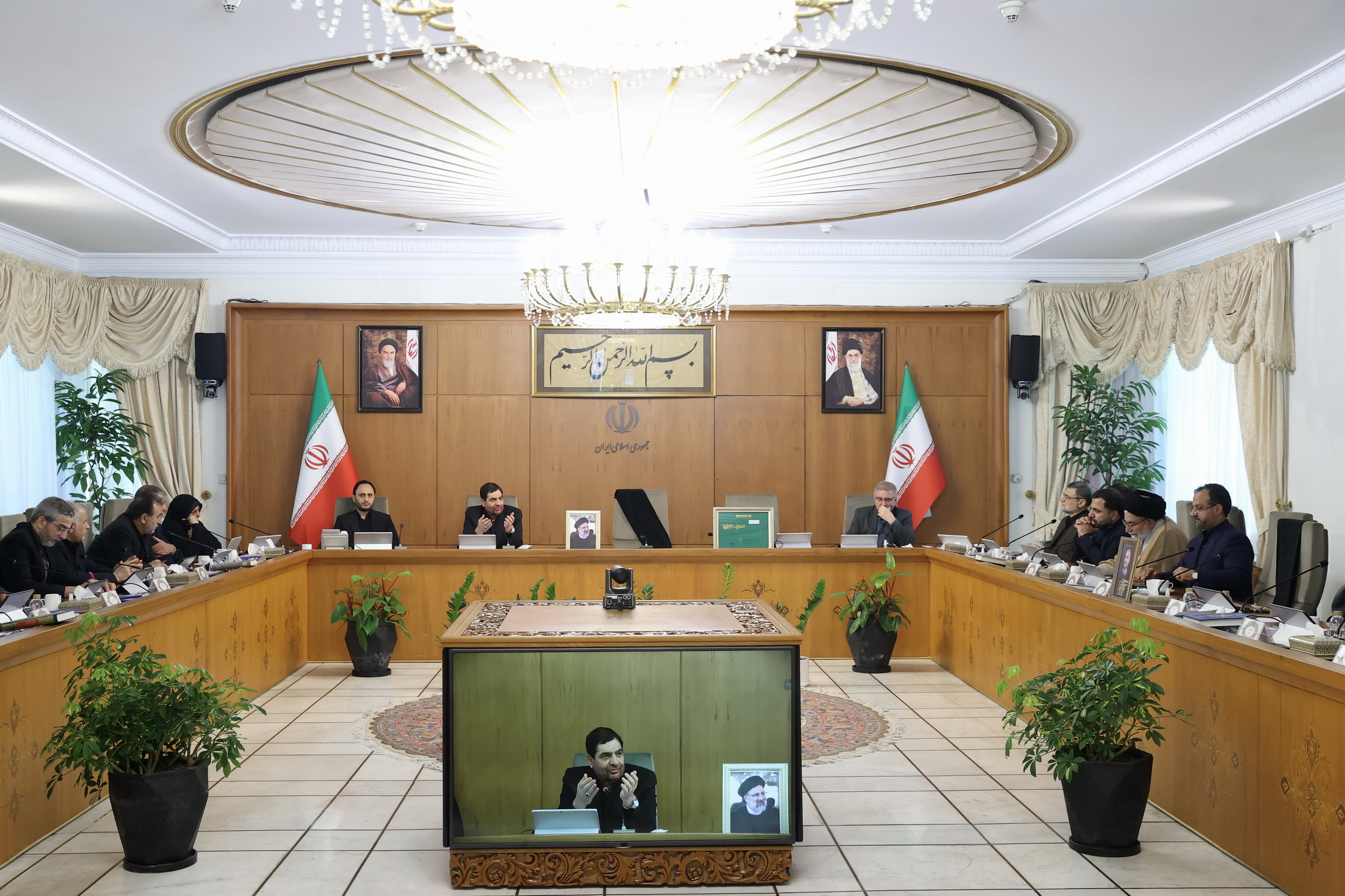 قاب عکس ابراهیم رئیسی و حسین امیرعبداللهیان در جلسه هیأت دولت + عکس 5