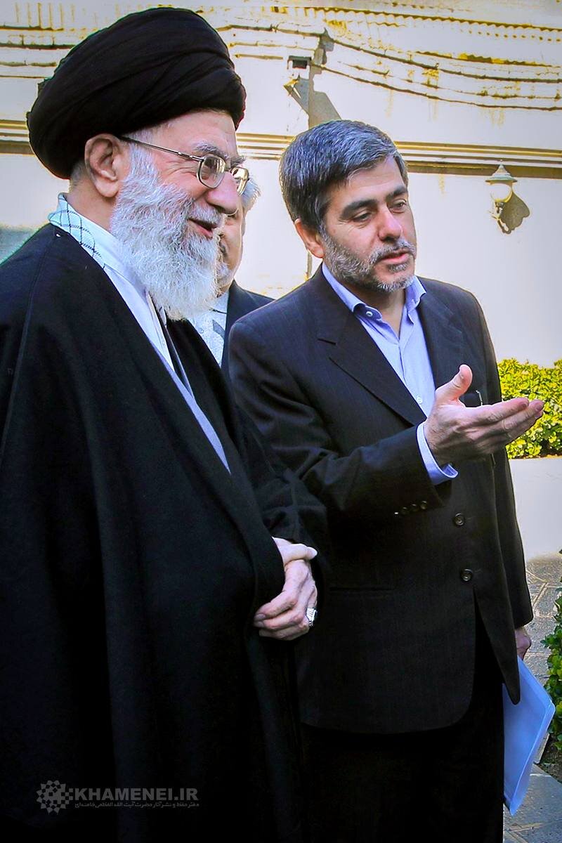عکسی از شهید فریدون عباسی در کنار رهبر انقلاب 2