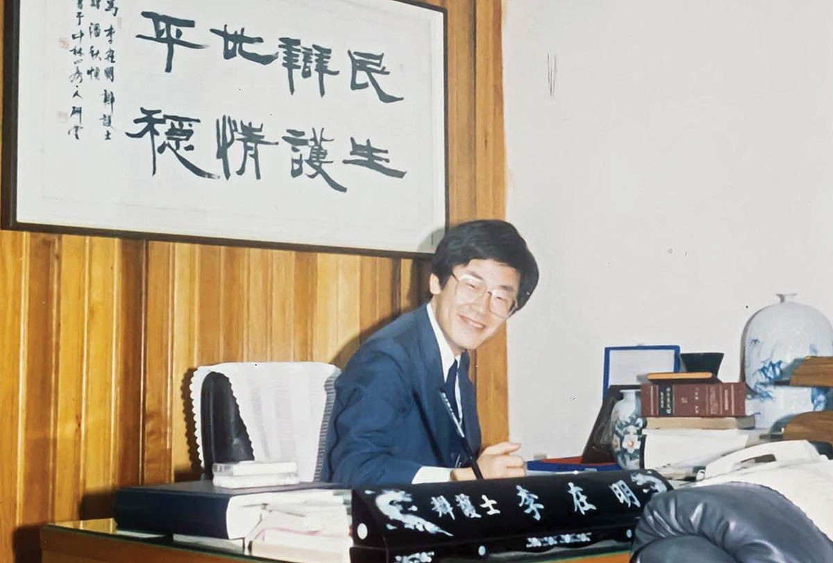 Lee began his career as a lawyer. copy