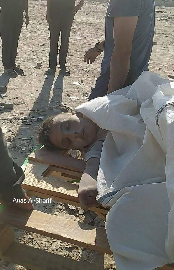 عکسی تلخ از شهادت کودک فلسطینی در صف انتظار غذا به دست تک‌تیرانداز اسرائیلی 2
