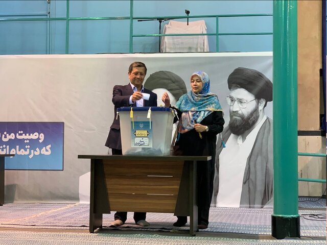 عبدالناصر همتی رأی خود را به صندوق انداخت + عکس 2