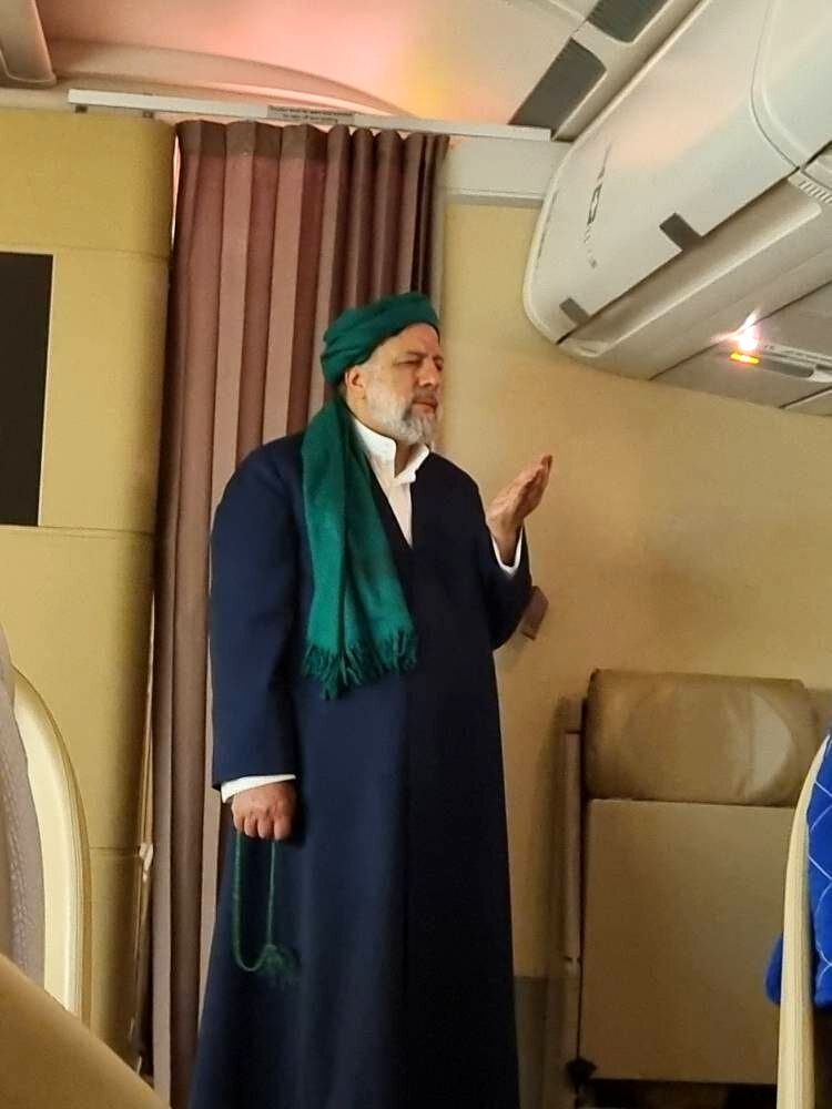 عکس | تصویری از اقامه نماز توسط ابراهیم رئیسی داخل هواپیما در مسیر نیویورک