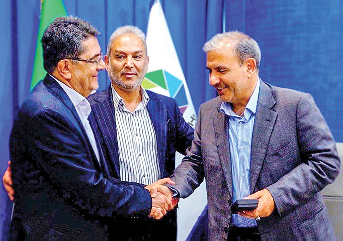نشان افتخار بر سینه مدیران نفت عسلویه
