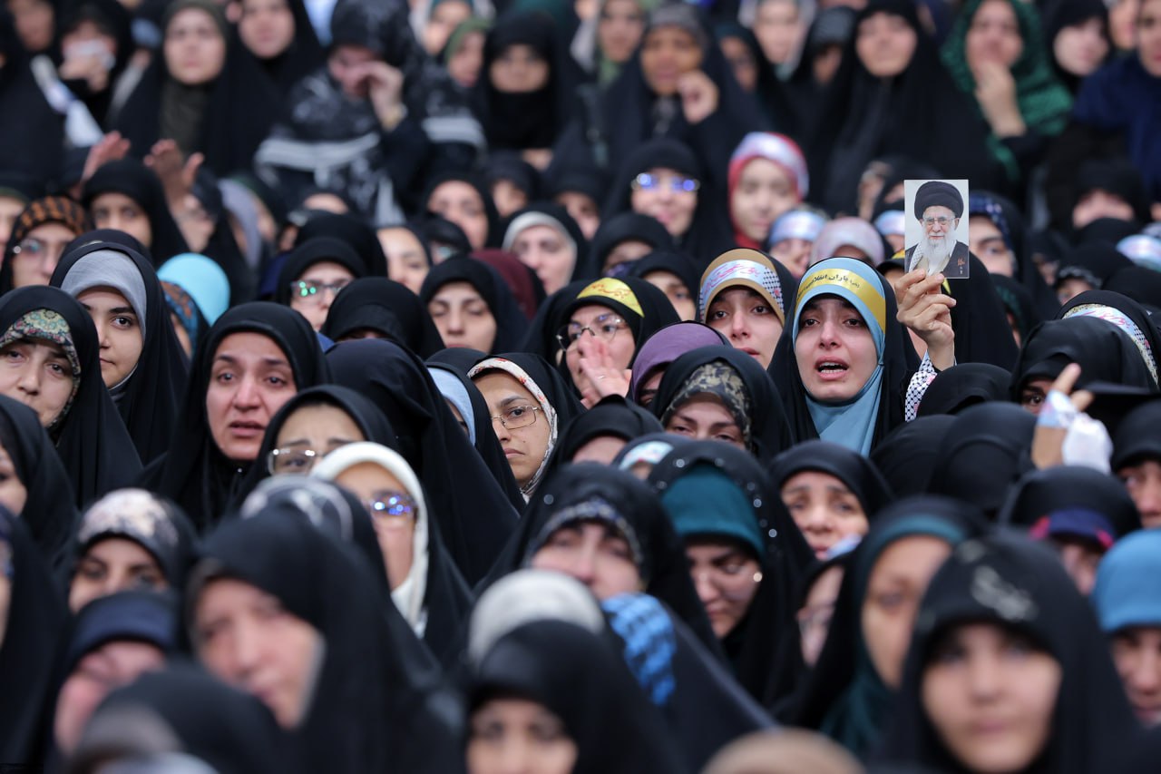 قاب‌هایی از دیدار رهبر انقلاب با زنان و دختران 6