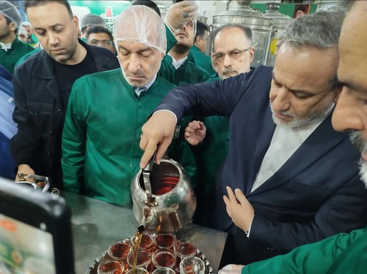 عراقچی از زوار امام رضا (ع) پذیرایی کرد + عکس 2