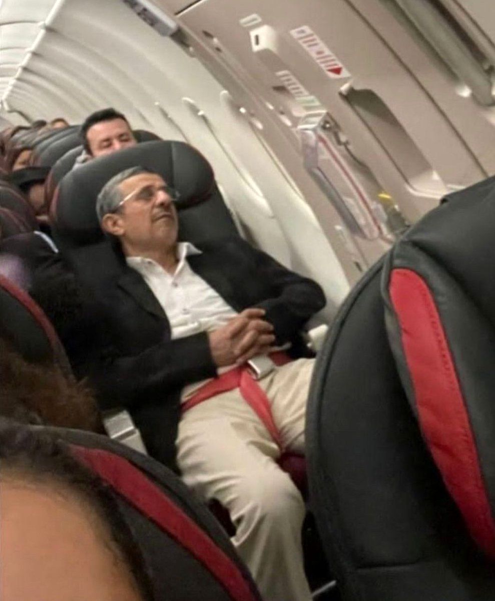 خواب عمیق محمود احمدی‌نژاد در هواپیما در سفر جنجالی به گواتمالا+عکس