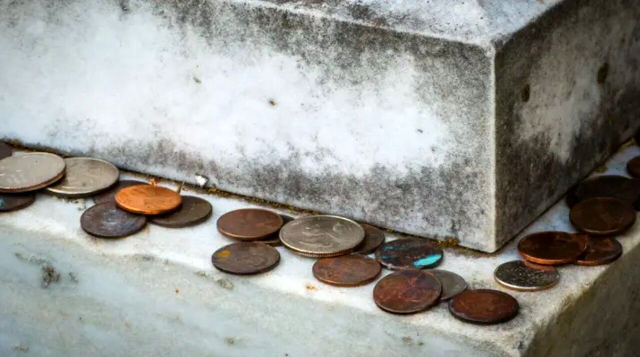 معنی سکه‌هایی که آمریکایی‌ها روی قبر می‌گذارند، چیست؟ 