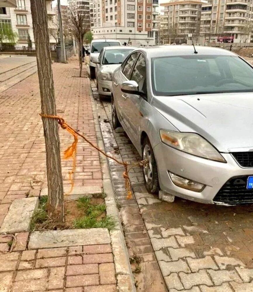 ببینید | ابتکار جالب شهروند ترکی برای محافظت از ماشینش در برابر سیل 
