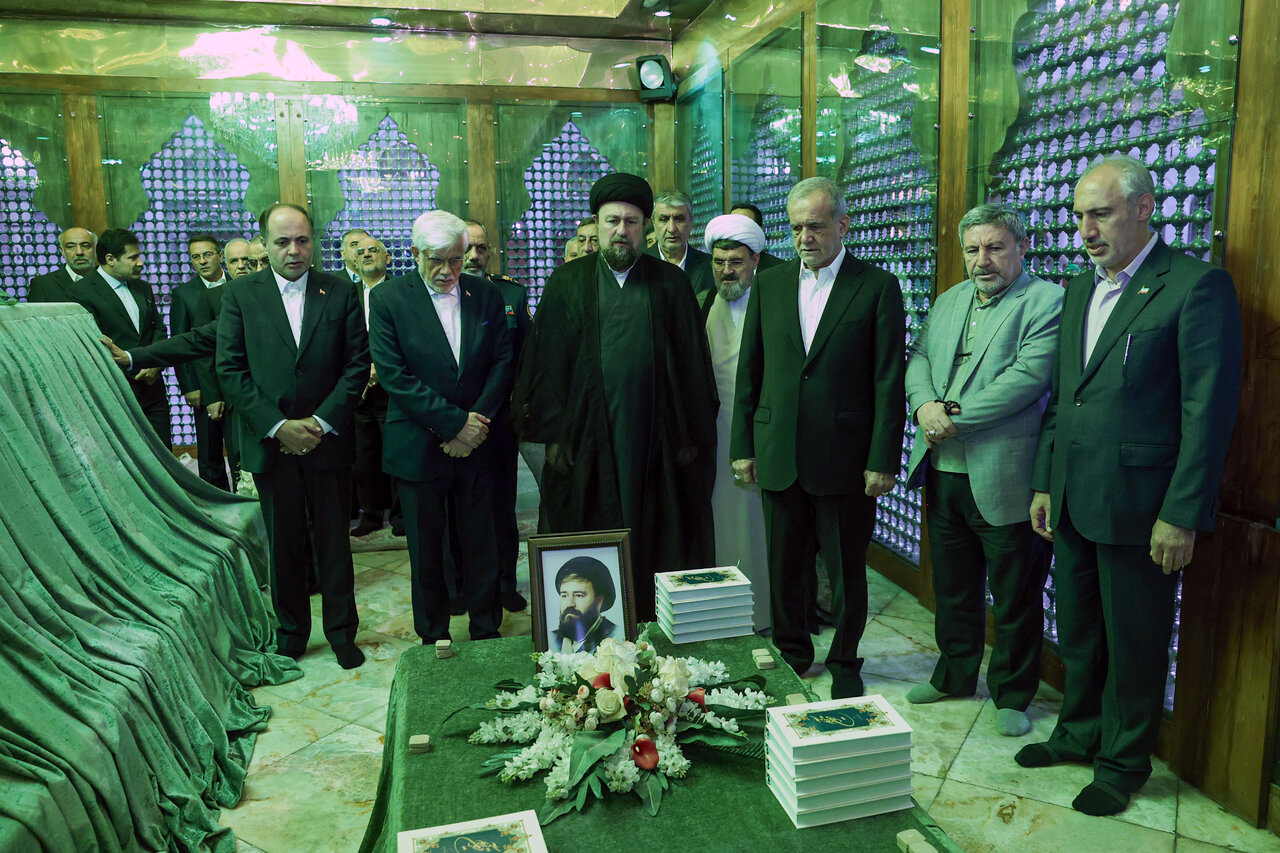 تصاویری از پزشکیان بر سر مزار آیت‌آلله هاشمی رفسنجانی و سید احمد خمینی 2