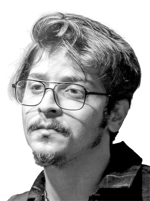 تماشاگران در محاصره