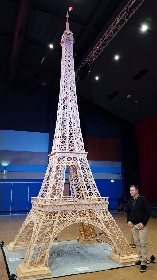 ساخت برج ایفل با ۷۰۶هزار و ۹۰۰ عدد چوب کبریت