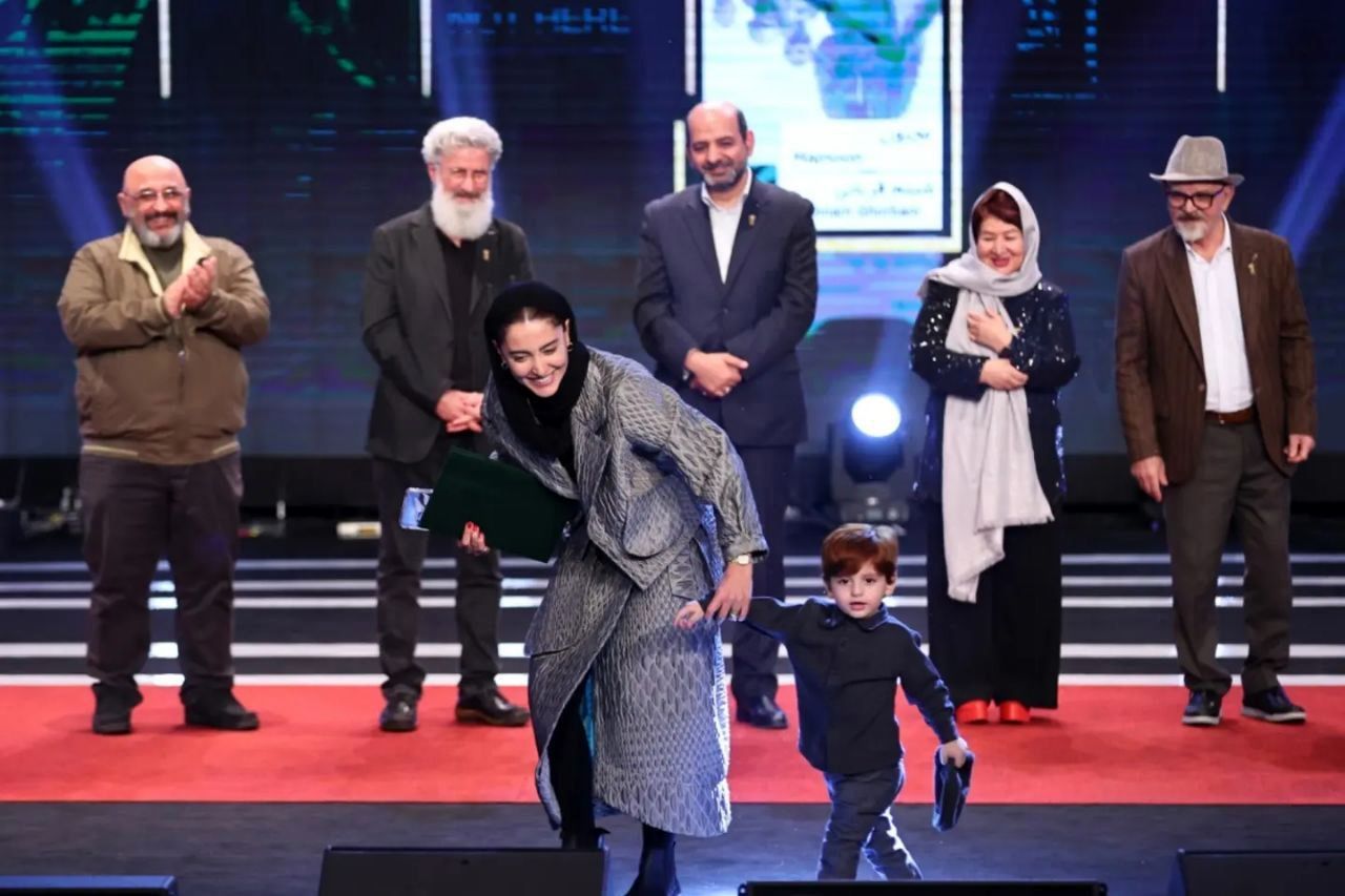 شیطنت پسر بازیگر زن برنده سیمرغ در اختتامیه جشنواره فیلم فجر سوژه شد + عکس 3