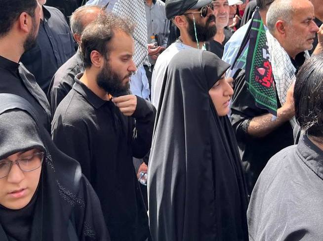تصاویری از حضور فرزندان شهید سلیمانی در مراسم تشییع شهدا + عکس 2