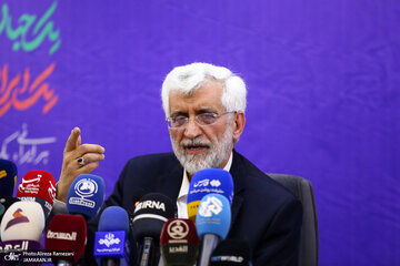 طعنه سنگین روزنامه جمهوری اسلامی به سعید جلیلی/ این حرف یعنی شهادت به بی‌گناهی فرد بعد از اعدامش!/ چرا جلوی‌ سایه نشین‌ها را نمی‌گیرید؟