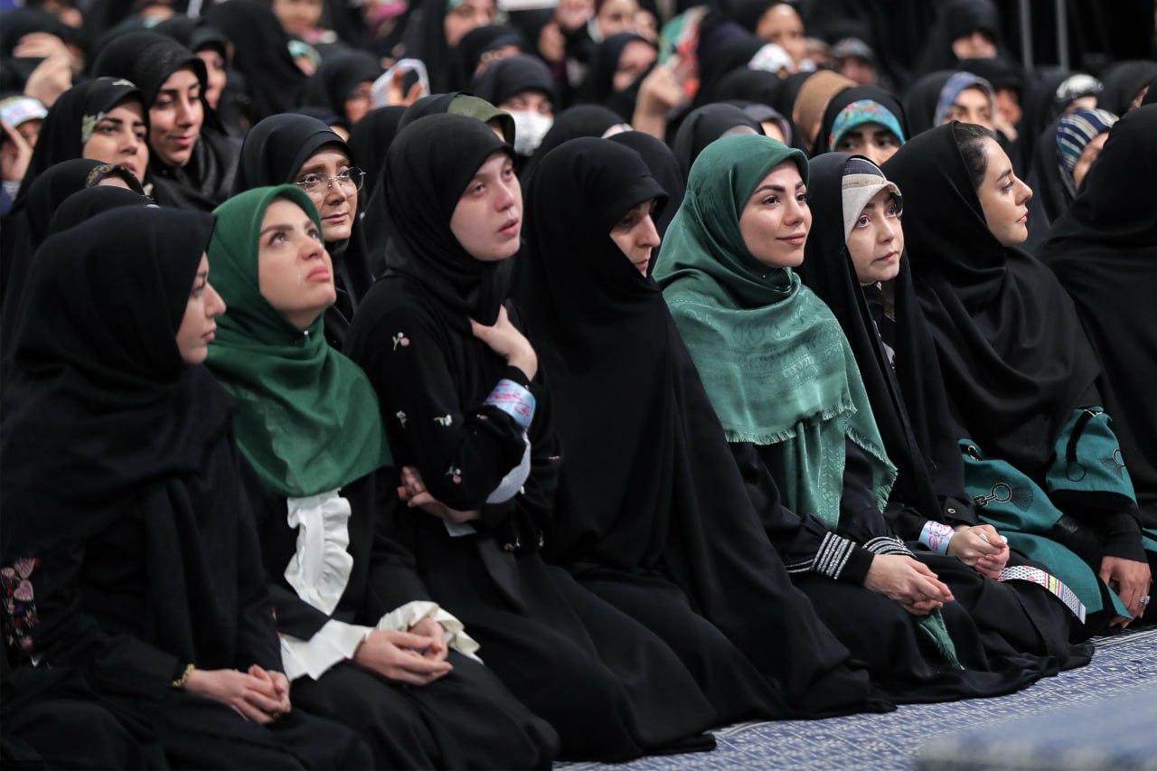 قاب‌هایی از دیدار رهبر انقلاب با زنان و دختران 7