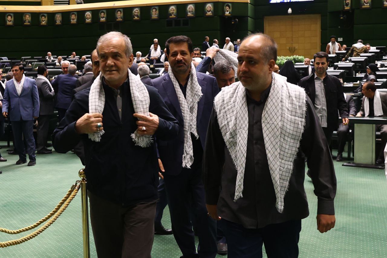 حضور پزشکیان در مجلس بعد از حمله اسرائیل به ایران / رئیس جمهور و نمایندگان با ظاهری متفاوت + تصاویر 3