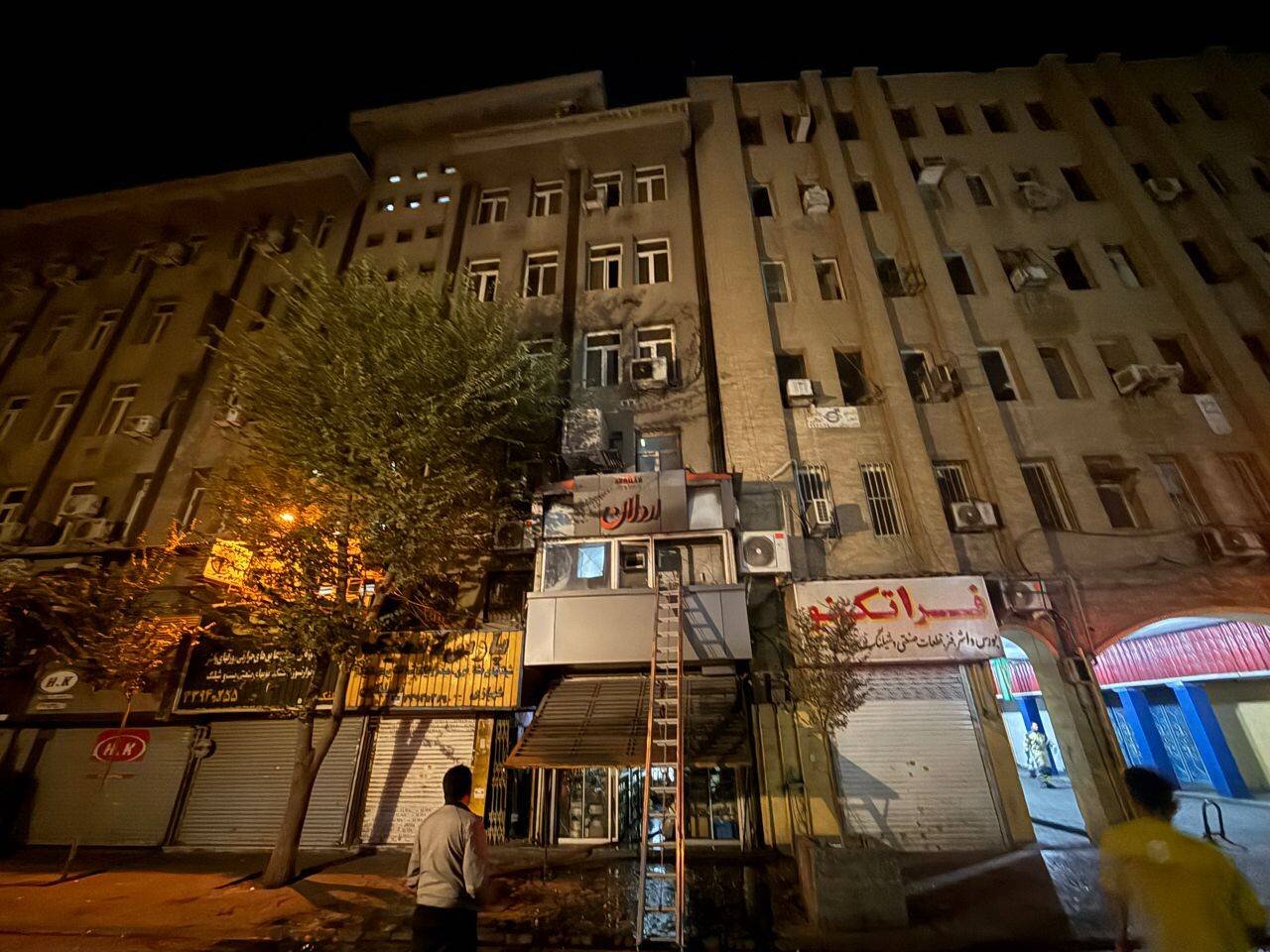 آتشسوزی در یک مغازه و مهمانسرا در تهران / 85 نفر تخلیه شدند + عکس 2