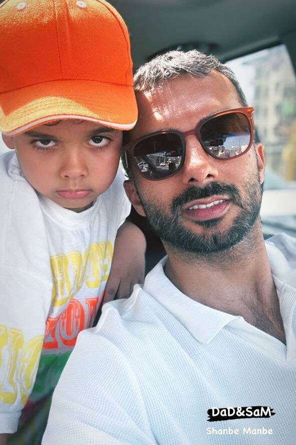 عکس | اخم عجیب پسر محمدحسین میثاقی در سلفی با پدرش!