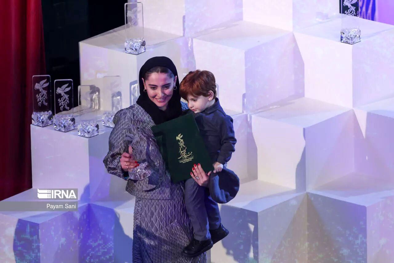 شیطنت پسر بازیگر زن برنده سیمرغ در اختتامیه جشنواره فیلم فجر سوژه شد + عکس 6