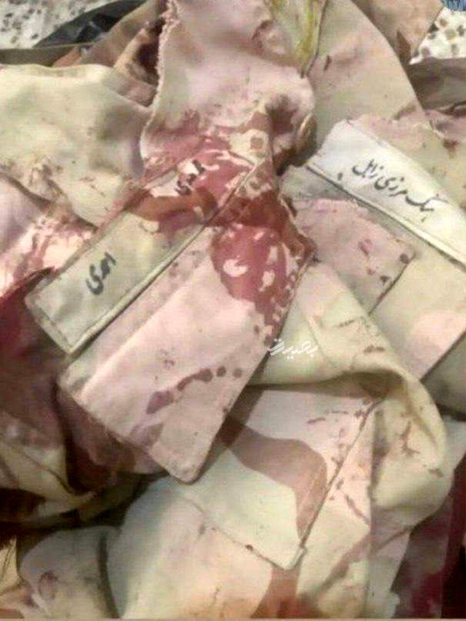 لباس خونین سربازی که طالبان در مرز ایران و افغانستان به شهادت رساندند