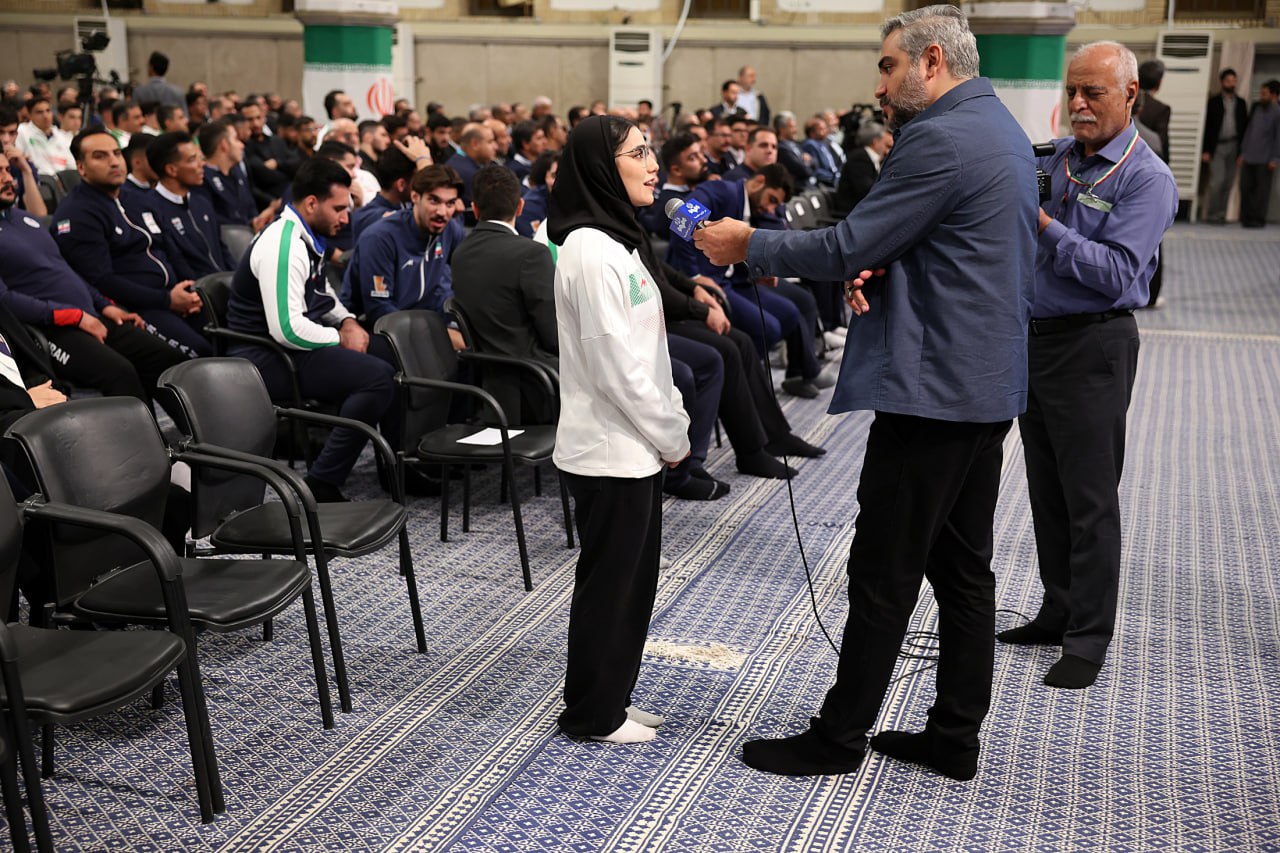 قاب هایی از حاشیه دیدار قهرمانان ورزشی و مدالآوران المپیادهای علمی با رهبر انقلاب 3
