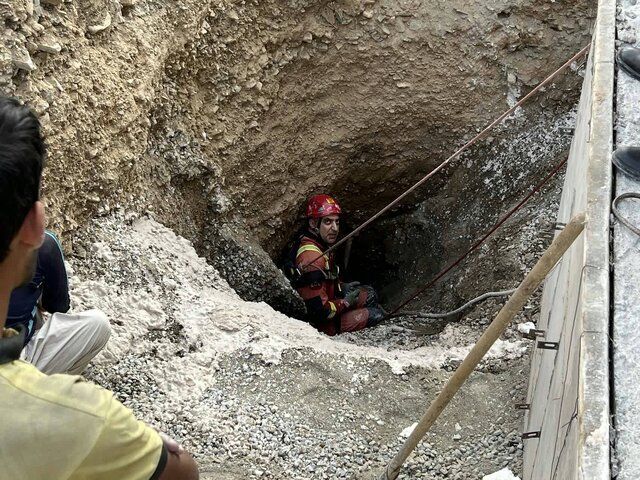 مرگ یک کارگر درپی ریزش دیواره‌های چاه در غرب تهران/ عکس
