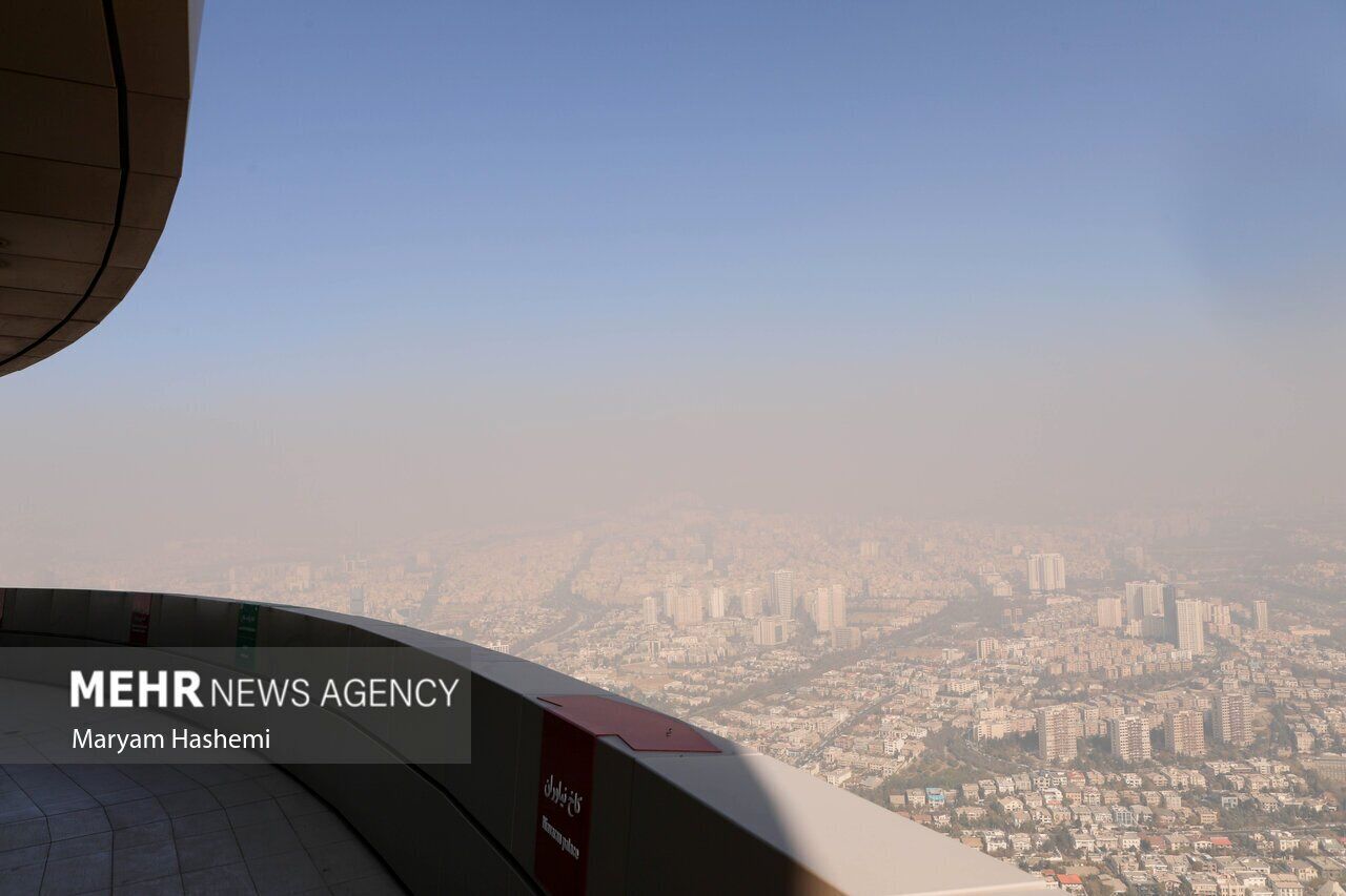 عجیب‌ترین تصویر از آلودگی هوای شدید تهران | شهری کدر در زیر آسمان آبی