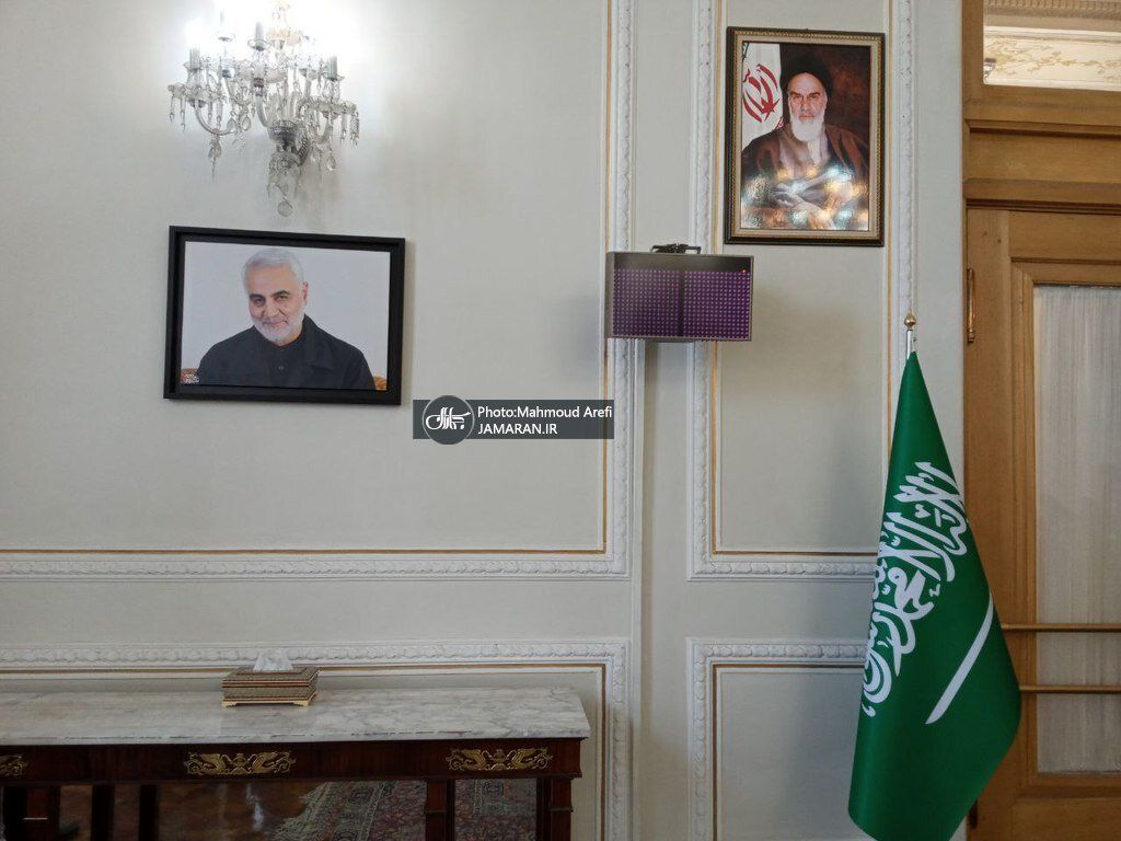  تصویری از شهید حاج قاسم سلیمانی در محل نشست خبری وزیران خارجه ایران و عربستان