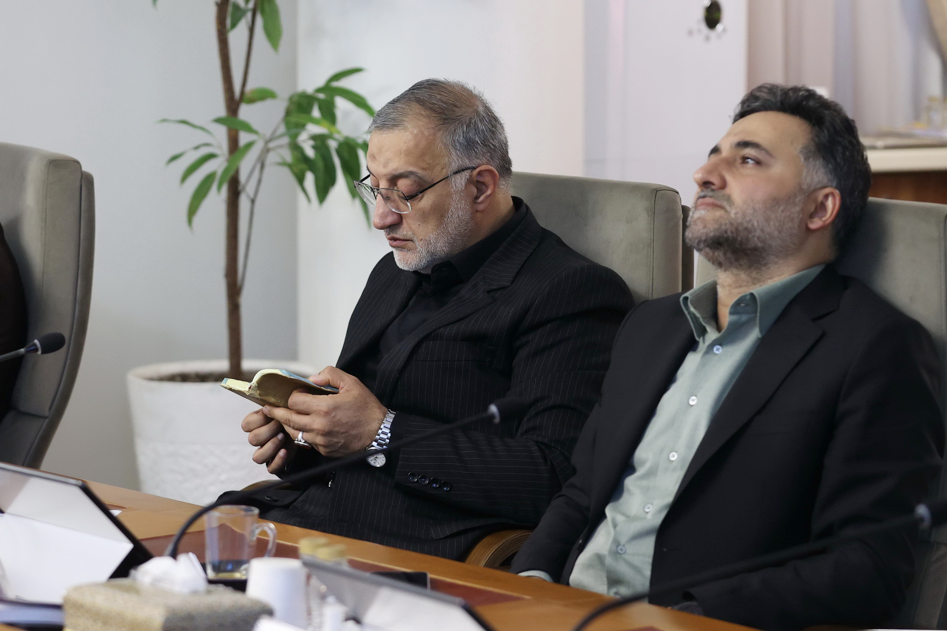 قاب عکس ابراهیم رئیسی و حسین امیرعبداللهیان در جلسه هیأت دولت + عکس 9